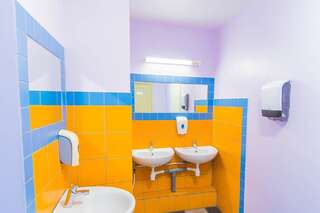 Хостелы Hostel Brize Лиепая Одноместный номер эконом-класса с общей ванной комнатой и туалетом-5